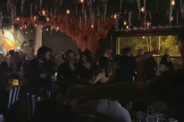 İstanbul Ortaköy'de pes dedirten görüntüler! Koronavirüs tedbirleri yine hiçe sayıldı!
