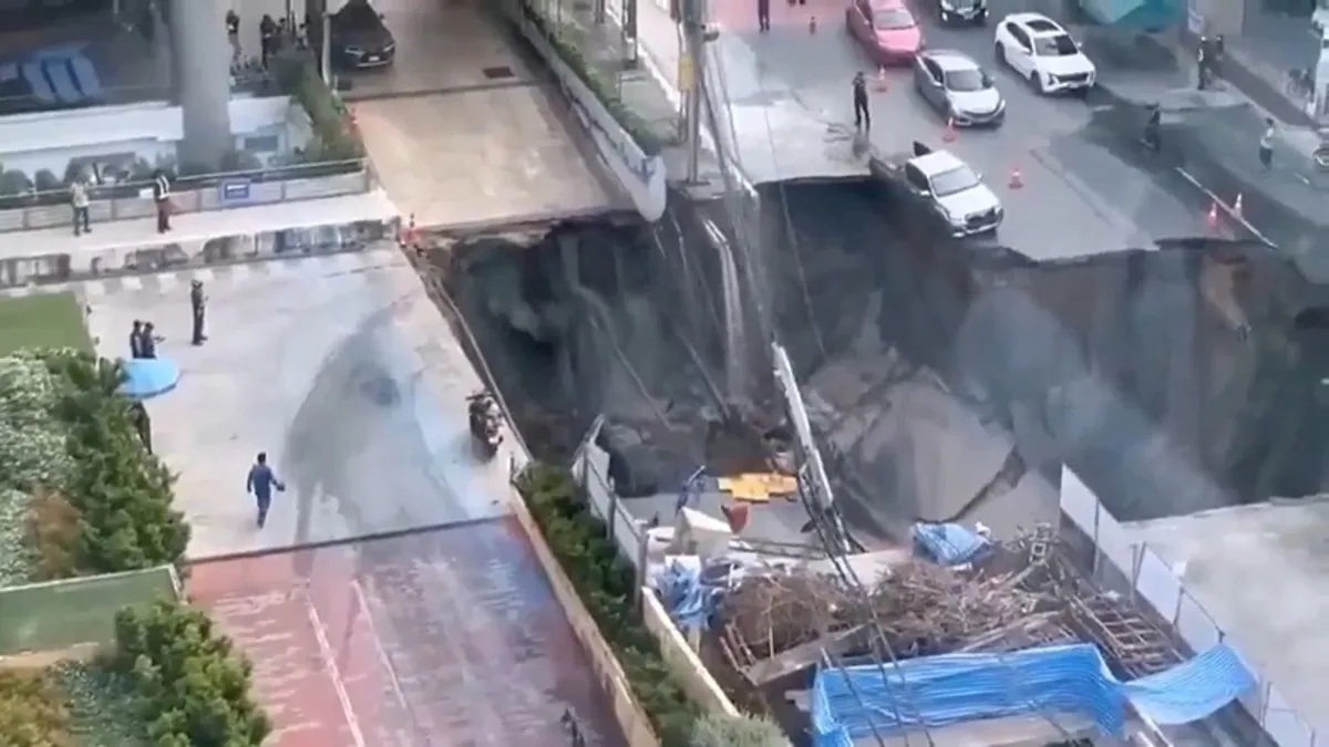 Bangkok'ta şok görüntü: Yol çöktü 50 metre çukur oluştu