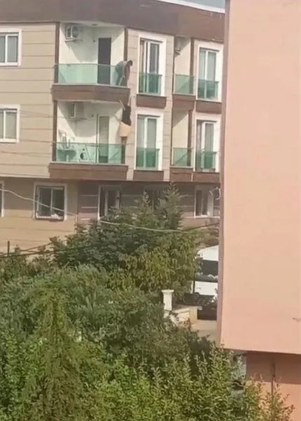 ciglik-atarak-balkona-cikan-kadin-yere-cakildi-o-anlar-kamerada-1632248459378.jpeg Çığlık atarak balkona çıkan kadın yere çakıldı! O anlar kamerada-2