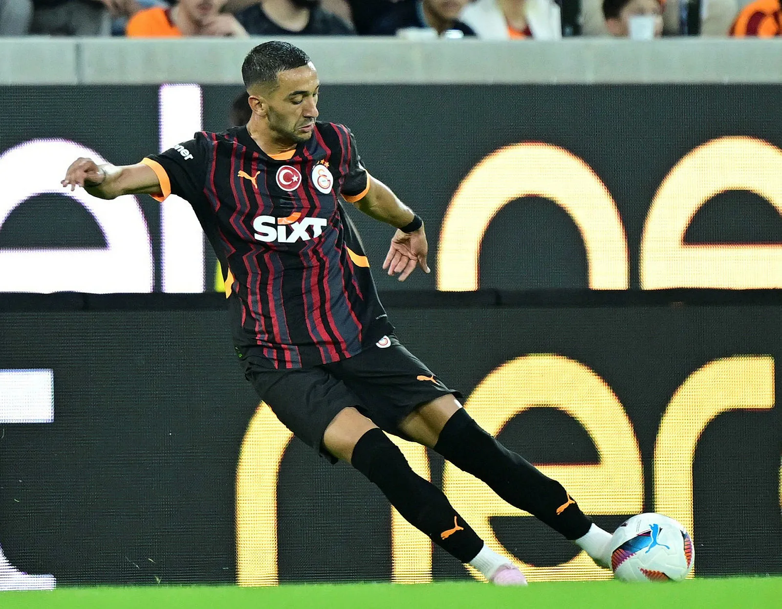 Galatasaray'ın yıldızı İngiltere'ye uçtu! Ada basını görüşeceği takımları yazdı - 7