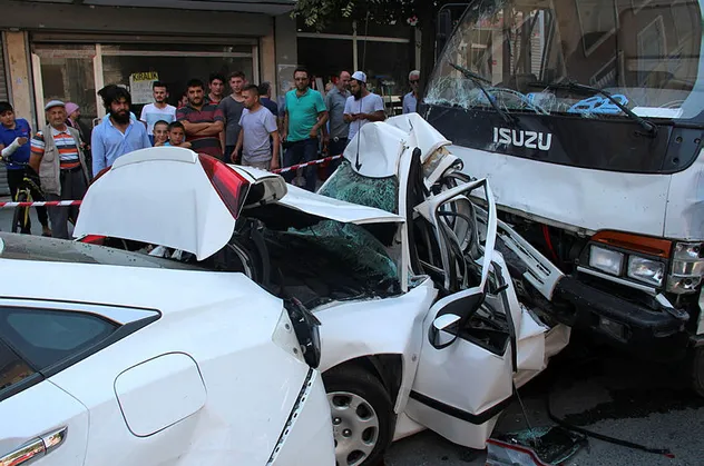 İstanbul'da feci kaza! Kağıt gibi ezdi