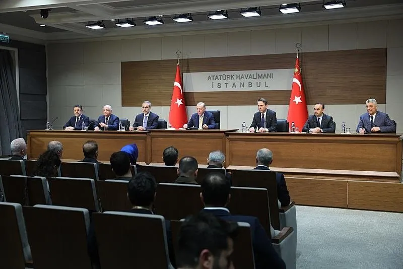 Başkan Recep Tayyip Erdoğan, Malezya, Endonezya ve Pakistan ziyareti öncesi Atatürk Havalimanı'nda basın toplantısı düzenledi. Toplantıya Dışişleri Bakanı Hakan Fidan (sol 3), Milli Savunma Bakanı Yaşar Güler (sol 2), Enerji ve Tabii Kaynaklar Bakanı Alparslan Bayraktar (sağ 3), Sanayi ve Teknoloji Bakanı Fatih Kacır (sağ 2), Ticaret Bakanı Ömer Bolat (sağda) ile Tarım ve Orman Bakanı İbrahim Yumaklı (solda) da katıldı. (AA)