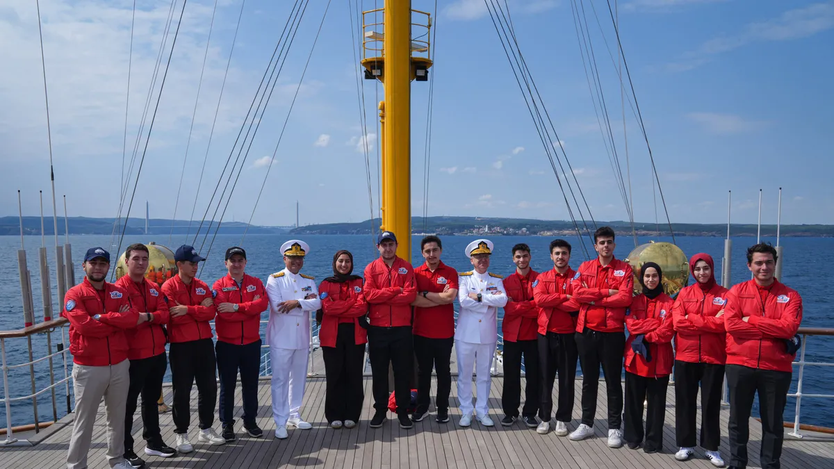 Atatürk'ün mirası Savarona ve TCG Anadolu'nun geçiş törenine katılan gençlerin coşkusu sözlerine yansıdı! Başkan Erdoğan'a teşekkür