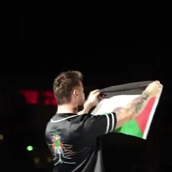 Ünlü şarkıcı Sinan Akçıl’dan takdir toplayan hareket! Konserinde Filistin bayrağı açtı | İsrail’e tepki gösterdi