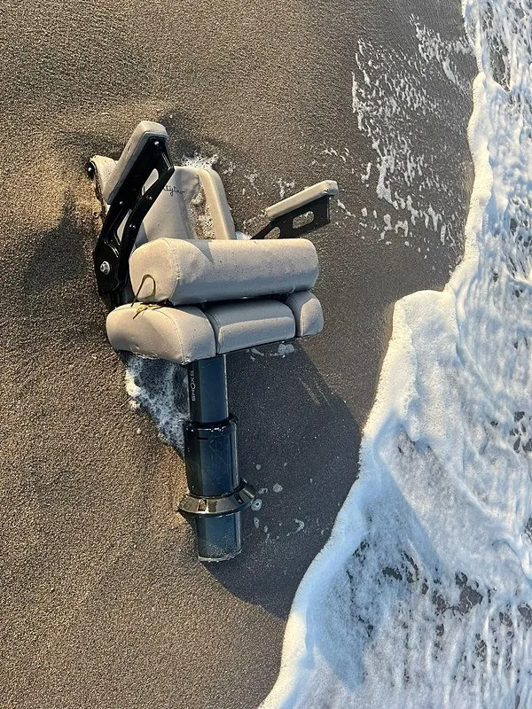 halit-yukayin-parcalanmis-teknesi-kiyiya-vurdu-parcalar-guvenlik-guclerine-teslim-edildi-1755183522538.jpeg MARMARA DENİZİ'NDE PARÇALANMIŞ ŞEKİLDE BULUNAN YATIN KOLTUĞU ÇANAKKALE'DE KARAYA VURDU. (İHA)