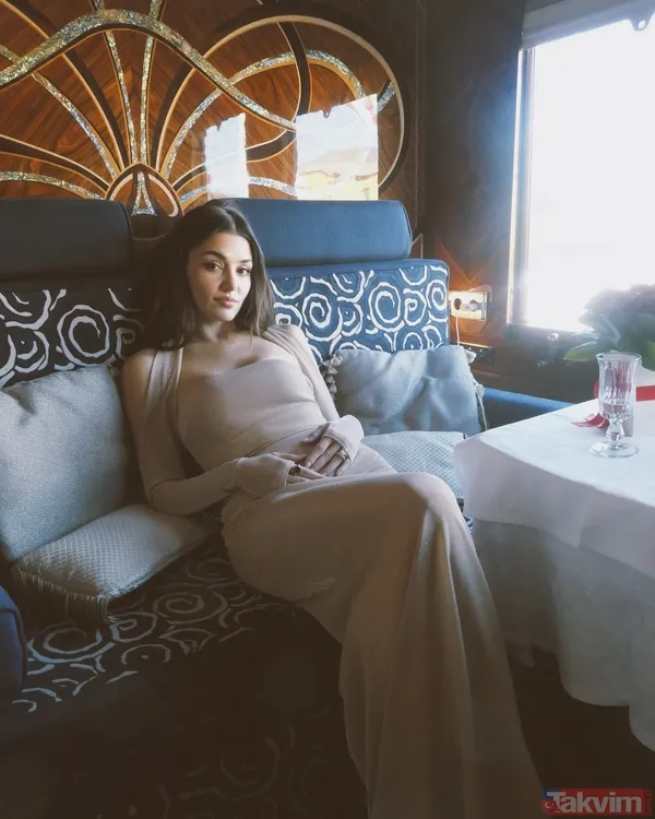 Aşk ve Gözyaşı'nın Meyra'sı Hande Erçel Milano Moda Haftası’nda farklı tarzıyla göz kamaştırdı! - 5