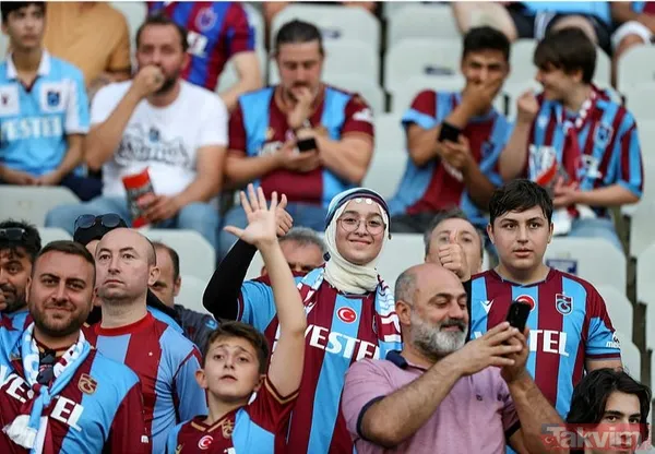 Yeri göğü boyadılar! Trabzonspor tribünleri görsel şölen yaşattı! - 1