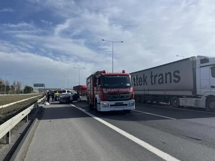 Son dakika: TEM'de feci kaza: 3 kişi hayatını kaybetti 1 kişi yaralandı-5