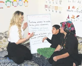 Yer: ​Hakkari ... Engelli öğrencisine evde ders verdi, ilk olarak İstiklal Marşını öğretti