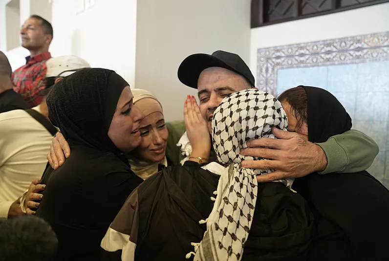 Filistinli esirler vatan topraklarında aileleriyle kucaklaştı! Zulmün kanıtı bu karelerde: Filistinli esirler yorgun İsrailliler sağlıklı