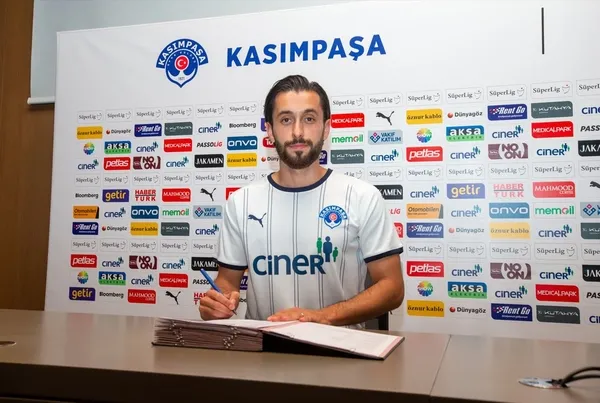 son-dakika-kasimpasa-yunus-malli-ile-imzaladi-1658935670127.jpg Kasımpaşa Yunus Mallı ile imzaladı-4