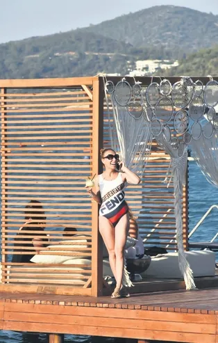 Ziynet Sali arkadaşına poz verdi!