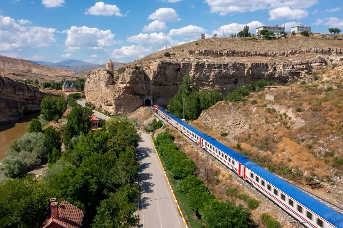 1778665679911.jpeg Bayramda trene rekor takviye! 9 günde 18 bin 644 kişilik kapasite | YHT'ye 8 ek sefer, anahatta 260 vagon-4