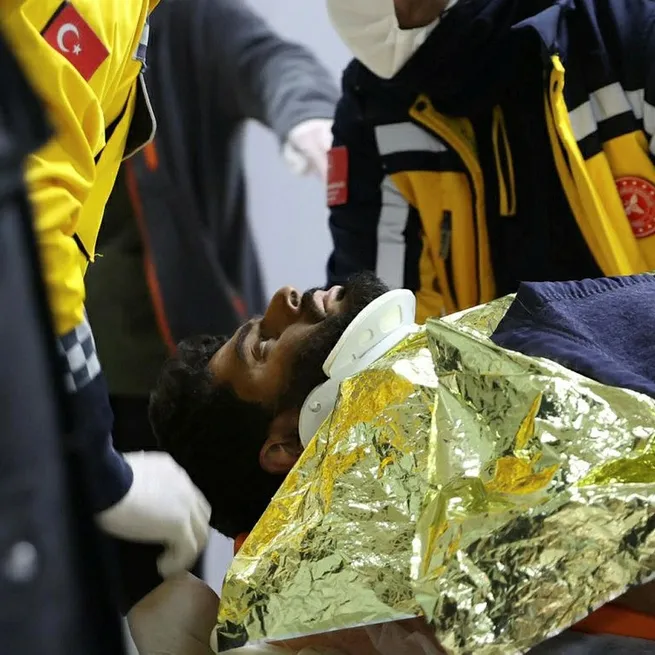 Enkazdan 261 saat sonra canlı çıkmıştı yaşadığı dehşeti anlattı: Saksıdan çiçekleri yiyip idrarlarını içtiler