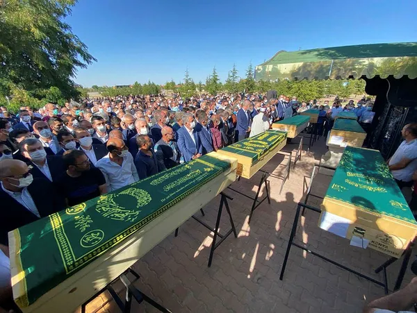 son-dakika-adalet-bakani-abdulhamit-gul-konyada-taziye-evinin-onunden-onemli-aciklamalarda-bulundu-1627749708045.jpg Son dakika: Adalet Bakanı Abdülhamit Gül, Konya'da taziye evinin önünden önemli açıklamalarda bulundu-4