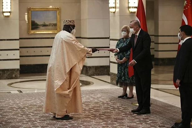 ruanda-gambiya-ve-nijeryanin-ankara-buyukelcileri-baskan-erdogana-guven-mektubu-sundu-1624463123328.jpeg Ruanda, Gambiya ve Nijerya'nın Ankara Büyükelçileri Başkan Erdoğan'a güven mektubu sundu-5