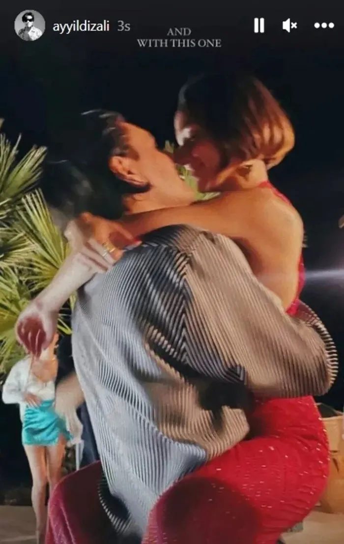 1-yil-evli-kalmisti-zeynep-bastiktan-dugun-aciklamasi-yarin-evleniyor-olmam-1700759621408.jpeg Zeynep Bastık'tan düğün açıklaması! "Yarın evleniyor olmam..." Tolga Akış'la 1 yıl evli kalmıştı!-3