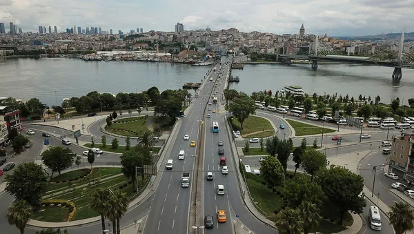 1591194637796.jpg Her gün binlerce insan ve araç geçiyor! İstanbul'un göbeğinde korku tüneli-1