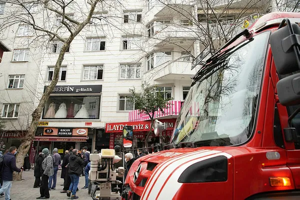istanbulda-can-pazari-4-cocuk-3uncu-kattan-asagi-atildi-1614167921131.jpg İstanbul'da can pazarı! 4 çocuk 3'üncü kattan aşağı atıldı-3
