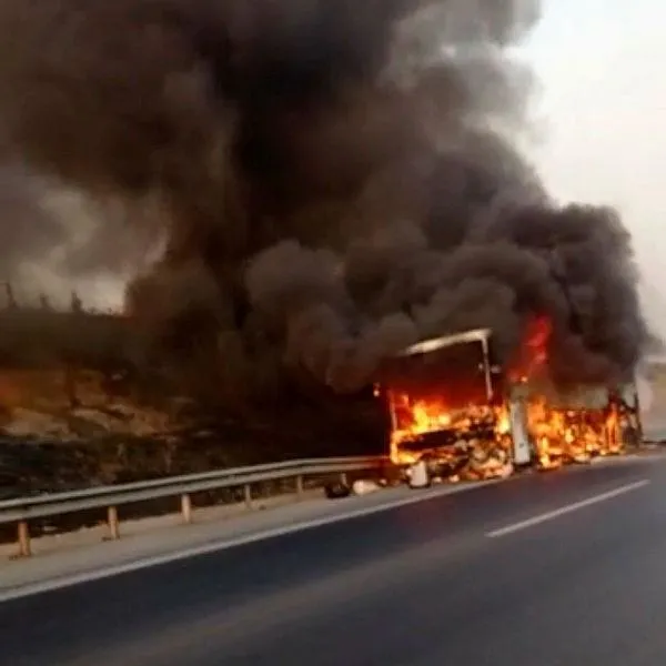 adanada-seyir-halindeki-otobus-alev-alev-yandi-1626973810790.jpeg Adana'da seyir halindeki otobüs alev alev yandı!-2