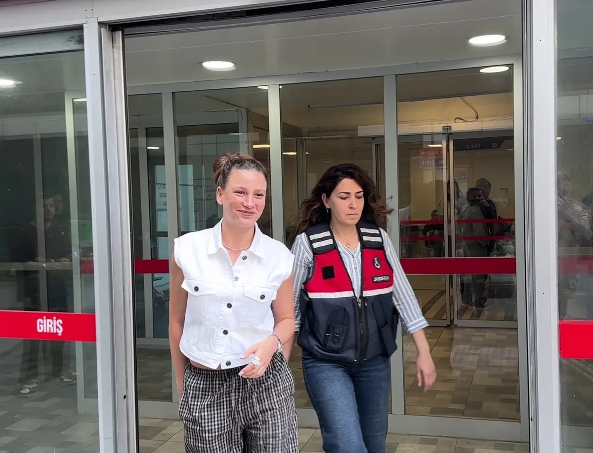 serenay-sarikaya-uyusturucu-operasyonunda-gozaltina-alindi-1779701511201.jpeg Serenay Sarıkaya adli kontrol şartıyla salındı! Sorguya çekildi kan verdi... Adliyeye böyle sevk edildi-2