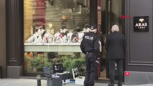 istanbulun-gobeginde-milyonluk-soygun-polis-her-yerde-onlari-ariyor-1634206932215.jpg İstanbul'un göbeğinde milyonluk soygun! Polis her yerde onları arıyor-4