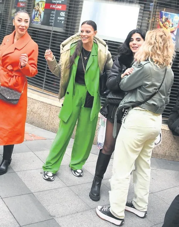 farah-zeynep-abdullahin-bihter-sessizligi-ser-verdi-sir-vermedi-1673646895439.jpeg Farah Zeynep Abdullah'ın Bihter sessizliği! Ser verdi sır vermedi!-14