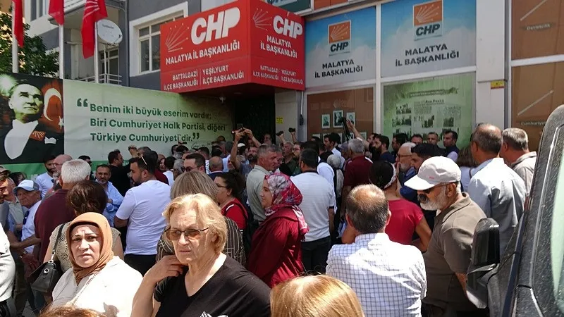 chp-malatya-il-baskanliginda-cilingirli-kriz-1782303996248.jpeg CHP Malatya İl Başkanlığı'nda "çilingirli" kriz: Eski yönetim çıkmadı yeni yönetim gece yarısı girdi-4
