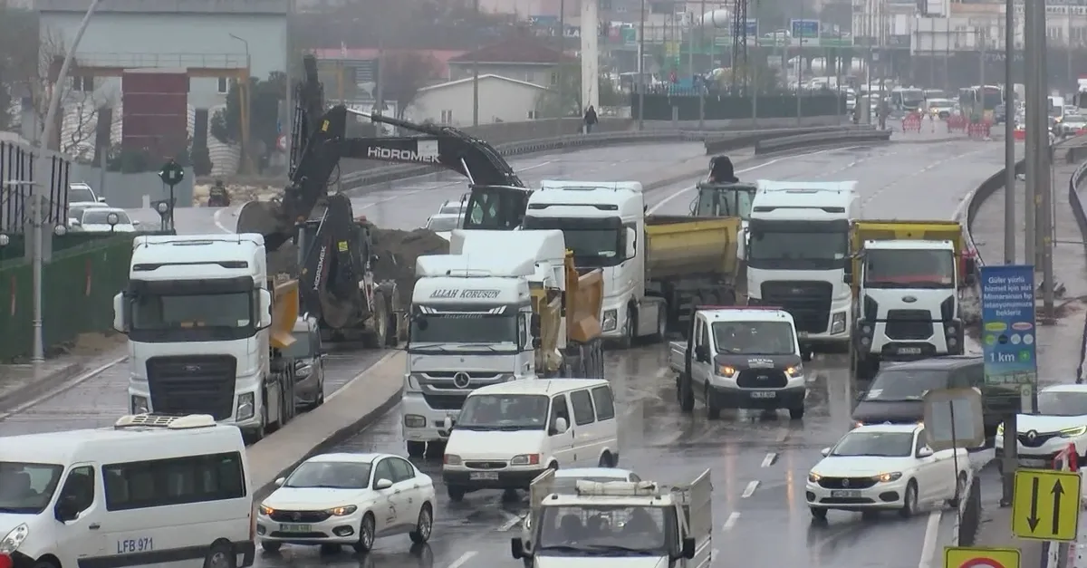İSKİ çalışmaları İstanbul’a bela oldu! Büyükçekmece’de D-100 karayolunda yapılan çalışma trafiği felç etti