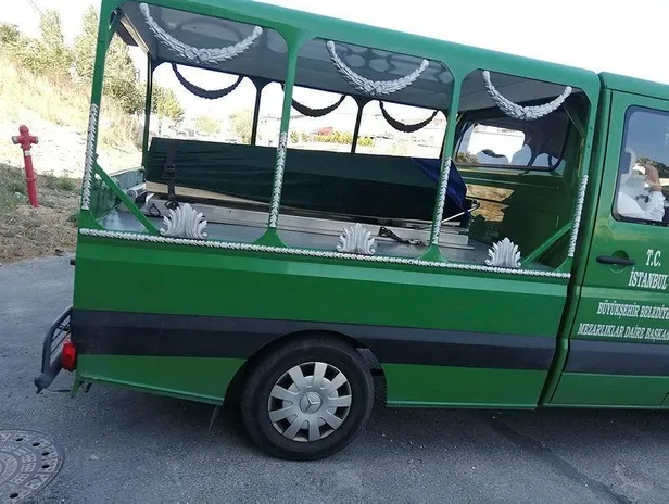 Büyükçekmece'deki kazada hayatını kaybeden Didem Şam'ın hostes kıyafetindeki fuları, tabutunun başına konuldu-2