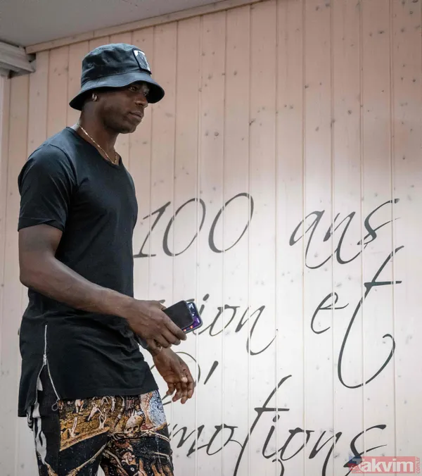 Balotelli İsviçre'yi karıştırdı! İtalyan yıldız Basel ile Sion karşılaşmasında saha kenarına gelirken cinsel organını çıkarıp... - 9