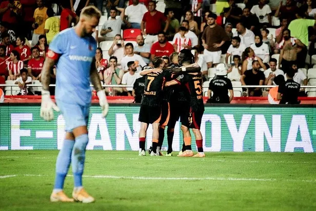 galatasaray-ilk-macinda-antalyayi-son-dakikada-avladi-1659911272306.jpeg Galatasaray ilk maçında Antalya'yı son dakikada avladı-4