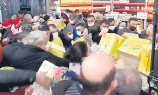 stokcular-yag-oyunu-ile-vatandasin-cebine-goz-dikti-10-gunde-500-teneke-sattilar-1648503377814.jpg Stokçular yağ oyunu ile vatandaşın cebine göz dikti! 10 günde 500 bin teneke sattılar-5