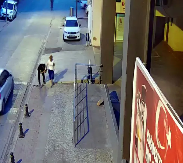 1594280433409.jpg Sokak ortasında kapkaççı şoku! Çığlık atarak yardım istedi...-2