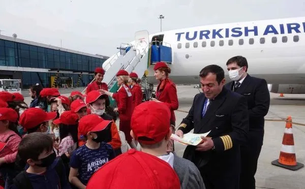 THY’den 23 Nisan sürprizi: 46 çocuk uçakla tanıştı-6