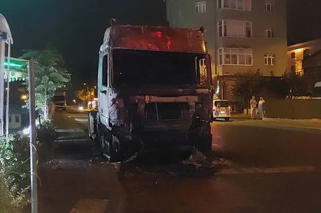 Sultangazi'de park halindeki tır yandı!
