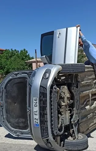 Edirne'de kavşakta kaza yapan araç yan yattı: 1'i çocuk 2 yaralı