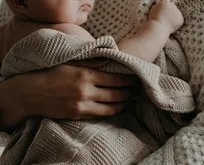 Anneye erken emeklilik fırsatı! Çalışan anneler borçlanma ile 6 yıla kadar prim kazanıyor | Yeni adımlar atılacak mı?