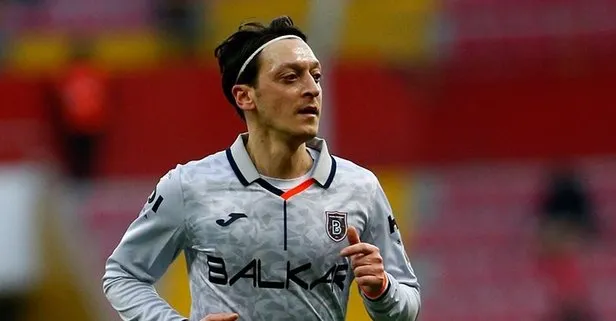 Başakşehir forması giyen Mesut Özil futbol kariyerini sonlandırdı