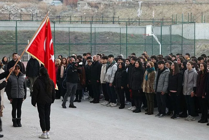 ogrenciler-okullarda-pence-kilit-sehitleri-icin-saygi-durusunda-bulundu-1705300598938.jpeg Öğrenciler okullarda Pençe Kilit Şehitleri için saygı duruşunda bulundu-4