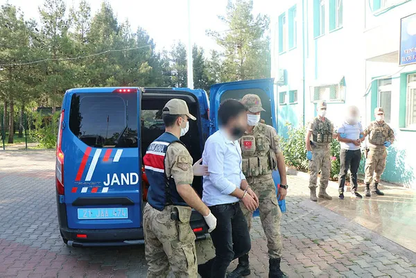 diyarbakirda-kendilerini-mit-personeli-olarak-tanitan-dolandiricilara-operasyon-duzenlendi-1593244068641.jpg Diyarbakır'da kendilerini MİT personeli olarak tanıtan dolandırıcılara operasyon düzenlendi-3