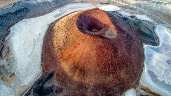 dunyanin-nazar-boncugu-olarak-bilinen-meke-golu-haritadan-silinme-noktasinda-1610084769666.jpg Dünyanın nazar boncuğu olarak bilinen Meke Gölü haritadan silinme noktasında-10