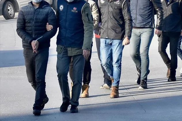 Son dakika: İzmir'de FETÖ'nün TSK yapılanmasına yönelik operasyonda 16 tutuklama