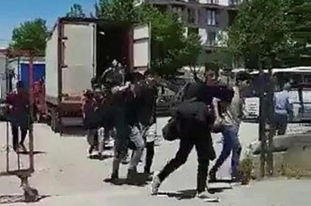Kocaeli Valiliğinden bir tır dolusu göçmenin kaçtığı görüntülere ilişkin açıklama: "35 yabancı uyruklu şahıs yakalandı"