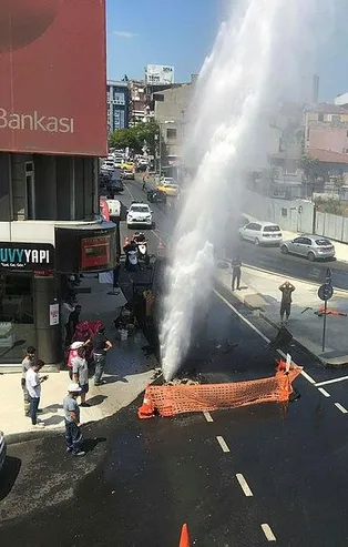 İSKİ’nin çalışmasında su borusu patladı vatandaş isyan etti! "Bunlar hep vatandaşın cebinden çıkıyor"