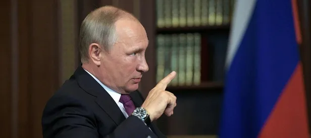 Putin kameralar önünde fırçaladı