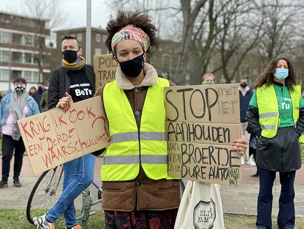 hollanda-polisinden-oldurulen-turk-kizi-hakkinda-bir-turk-daha-azaldi-irkci-sozleri-protesto-edildi-1616948435351.jpg Hollanda polisinin öldürülen Türk kızı hakkında "bir Türk daha azaldı" ırkçı sözleri protesto edildi-4