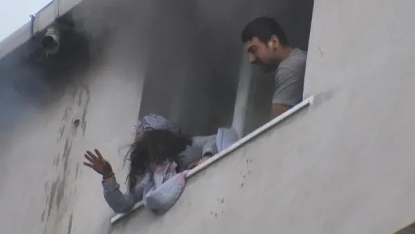 Son dakika: Ümraniye'de 4 katlı binadaki yangında can pazarı! Pencereye çıkıp nefes almaya çalıştılar-3