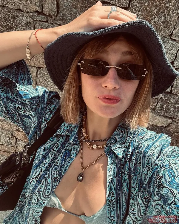 Gizem Karaca kayalıklarda bikiniyle sere serpe! Kemal Elmekçi’nin biricik eşi Mykonos’tan paylaşıp sosyal medyayı salladı! - 10