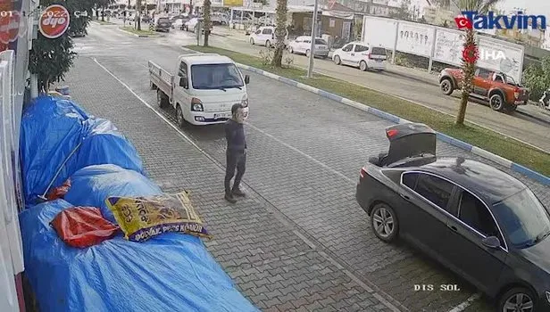 Firma sahibinin ayakkabı aldığı ve yarım saat sonra bagajda işçiyle birlikte yeniden geldiği anlar da kaydedildi